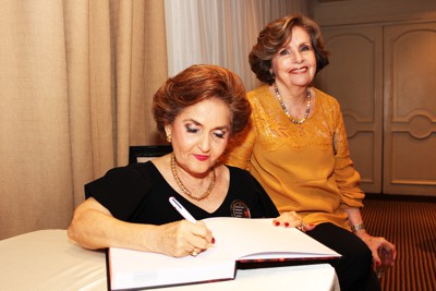 Mar�a Elvira Tagle de Iturralde y su Libro Ra�ces & Memorias